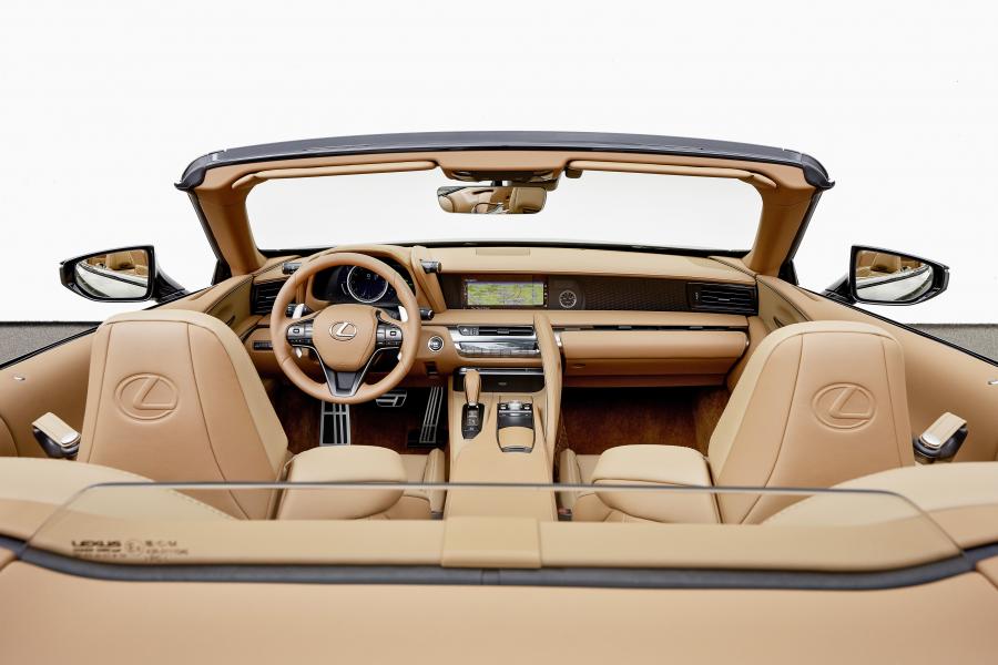 Интерьер Lexus LC500 Convertible 2020 года  (WW) (фото 8 из 17)